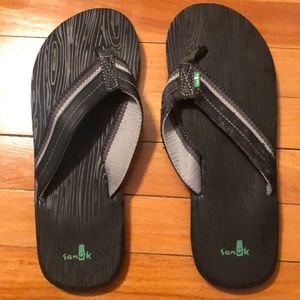 Sanuk Mens 11 beer cozy flip-flop sandals.